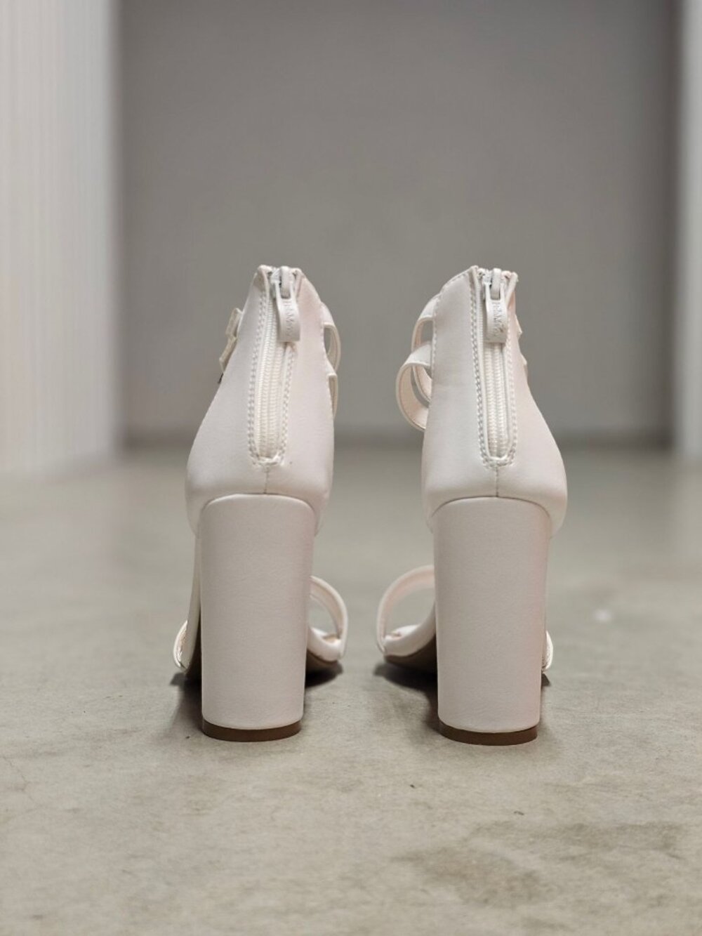 White Block Heel Sandals With Dual Ankle Straps & Back Zipper Closure Open Toe D - Picture 7 of 12